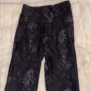 Old navy active snake skin print leggings!